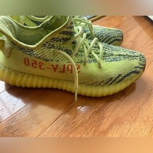 100% Authentic Men’s Yeezy Sneakers Size 8 Comes With Original Box No DAMAGES .